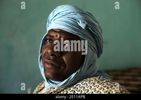 Mali, Timbuktu , Ritratto di primo piano dell'uomo con un turban blu.Ritratto di un uomo che vive a Timbuktu con turban blu all'interno di una casa tradizionale . Foto Stock