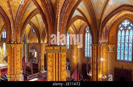 Impressionante interno della chiesa di Matthias al castello di Buda. Budapest, Ungheria Foto Stock