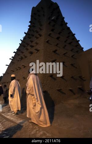 Africa /Mali/Timbuktu/ Moslem lasciando la Moschea di Djingareyber a Timbuktu, Mali. Foto Stock