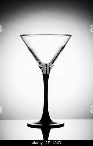 La silhouette degli occhiali martini vuoti su uno sfondo chiaro. Foto Stock