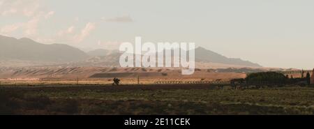 Colline ondulate nell'arido Uspallata, in Mendoza, Argentina. Ampio scatto panoramico. Foto Stock