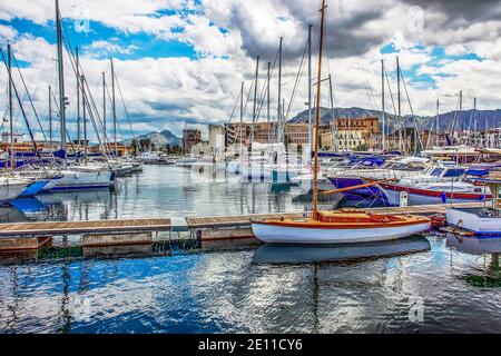 Incredibile scena portuale di Palermo e cielo fresco: Molte barche da pesca e da diporto nel porto Foto Stock