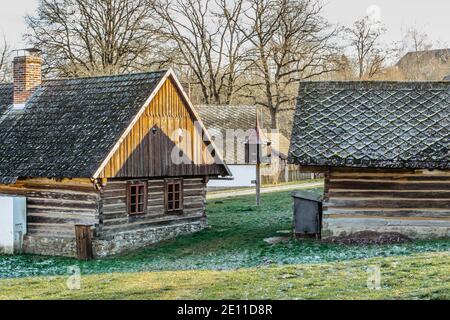 Vysoky Chlumec, repubblica Ceca-Dicembre 30,2020.Museo all'aperto di edifici rurali.architettura Folk in Il Central Bohemian Highlands.Residential Foto Stock