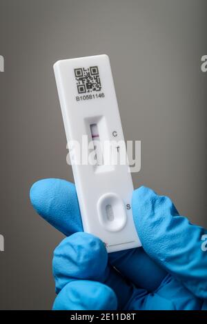 Test del coronavirus utilizzando un dispositivo a flusso laterale, il test mostra un risultato negativo, il paziente non ha coronavirus. Foto Stock