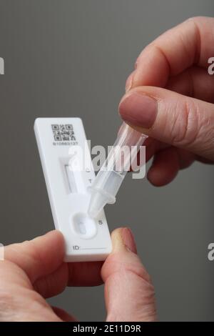 Test del coronavirus con un kit di test del dispositivo Lateral Flow. Foto Stock