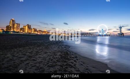 Tramonto sulla spiaggia, Pier di scheveningen, l'Aia, Paesi Bassi. Foto Stock