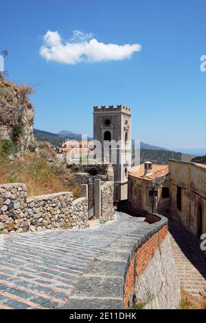 Case e campanile per le strade di Savoca Old Città medievale architettura in Sicilia e destinazione del turismo Foto Stock