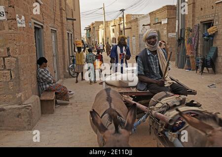 Mali, Timbuctu. Uomo e asino carrello Foto Stock