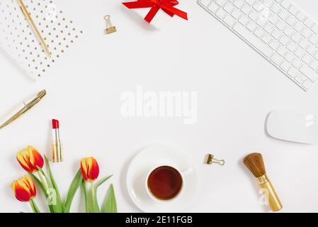 Flat Lay Valentines Day sfondo con tastiera per computer, regalo, notebook e tulipano rosso vista dall'alto spazio di copia bianco. Festa della Primavera e della Madre Foto Stock