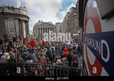 I manifestanti convergono sulla Bank of England come dimostrano gli attivisti anti-capitalisti e del cambiamento climatico nella città di Londra, Regno Unito. Foto Stock