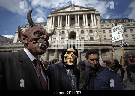 I manifestanti con Devils mascherano fuori dalla Banca d'Inghilterra come anti capitalisti e attivisti del cambiamento climatico protestano nella città di Londra durante il G20. Foto Stock