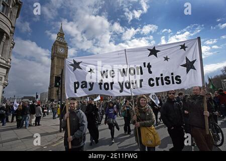 GRAN BRETAGNA / Inghilterra / Londra / manifestanti con un banner che dice che non pagheremo per la vostra crisi , il 28 marzo 2009 a Londra, Inghilterra. Foto Stock