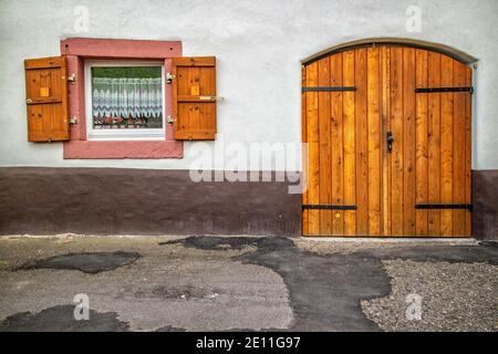 Finestre e cancello d'ingresso di una vecchia casa in un piccola città tedesca Foto Stock
