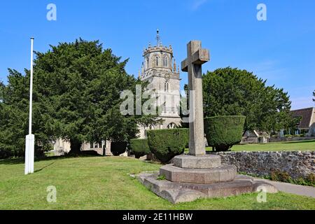 Una croce si trova di fronte al villaggio di Colyton A Devon Foto Stock