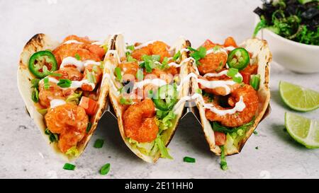 Bang Bang gamberetti Tacos su morbida conchiglia taco Foto Stock