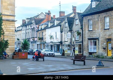 The High Street, Woodstock, Oxfordshire come visto dalla piazza del villaggio. Post Natale 2021 Foto Stock