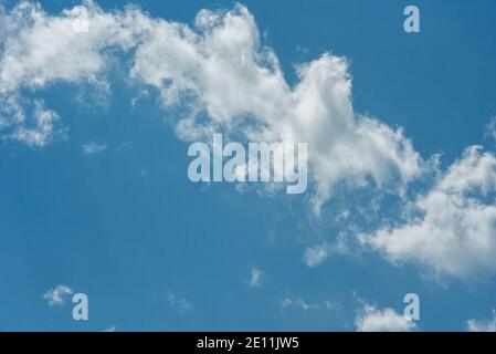 Paesaggio cielo blu e nuvole bianche bellissime nuvole. Cielo blu chiaro con nubi di cumulo sparse, disegno di nuvole Foto Stock