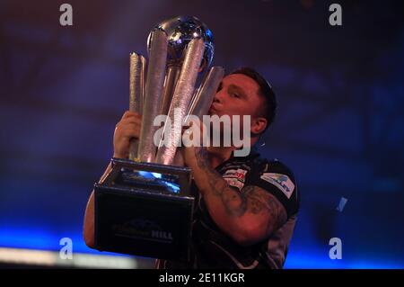 Gerwyn Price bacia il trofeo dopo aver vinto la finale contro Gary Anderson il sedicesimo giorno del William Hill World Darts Championship ad Alexandra Palace, Londra. Foto Stock