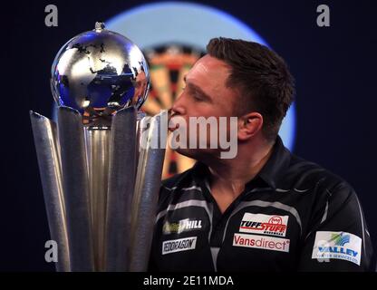 Gerwyn Price bacia il trofeo dopo aver vinto il William Hill World Darts Championship ad Alexandra Palace, Londra. Foto Stock