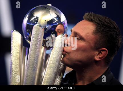 Gerwyn Price bacia il trofeo dopo aver vinto il William Hill World Darts Championship ad Alexandra Palace, Londra. Foto Stock