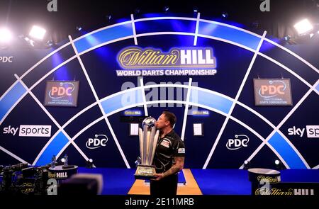 Gerwyn Price bacia il trofeo dopo aver vinto il William Hill World Darts Championship ad Alexandra Palace, Londra. Foto Stock