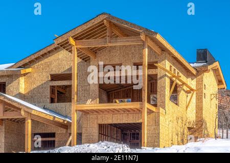 Facciata di casa a più piani in costruzione su un soleggiato Giornata a Park City Foto Stock