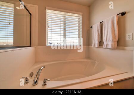 Bagno residenziale interno con vista ravvicinata di costruzione rotonda nella vasca da bagno Foto Stock