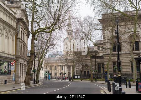 Una strada vuota di Charing Cross durante il giorno. Strade vuote a causa del livello 4 blocco locale. Londra Foto Stock