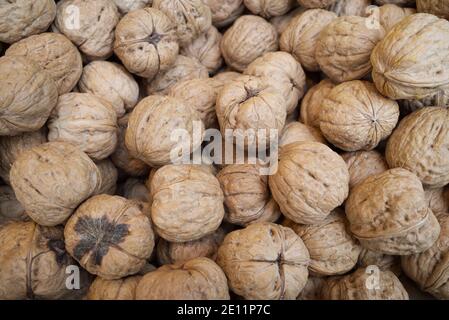 Pila di noci inglesi o nere. Foto Stock