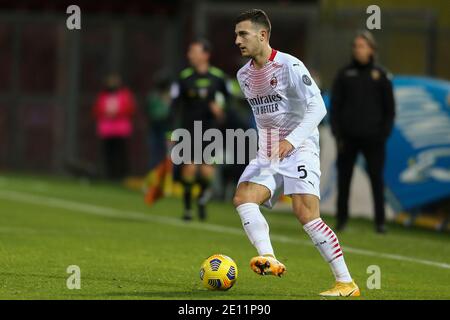 Diogo Dalot, difensore portoghese di Milano, controlla la palla durante il Serie UNA partita di calcio Benevento vs AC Milan Foto Stock