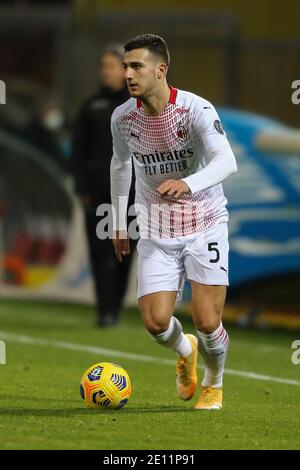 Diogo Dalot, difensore portoghese di Milano, controlla la palla durante il Serie UNA partita di calcio Benevento vs AC Milan Foto Stock