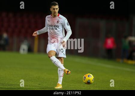 Diogo Dalot, difensore portoghese di Milano, controlla la palla durante il Serie UNA partita di calcio Benevento vs AC Milan Foto Stock