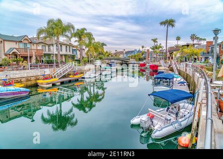 Piccole barche e barche con pedalò alle banchine di canale a Long Beach, California Foto Stock