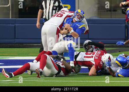 Inglewood, Stati Uniti. 3 gennaio 2021. Los Angeles Rams quarterback John Wolford è tenuto fuori dalla zona finale da Arizona Cardinals Angelo Blackson (96) nel primo trimestre al SoFi Stadium di Inglewood, California, Domenica 3 gennaio 2021. Foto di Jon SooHoo/UPI Credit: UPI/Alamy Live News Foto Stock