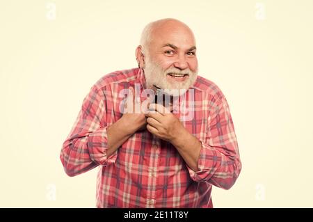 Stile in azione. Concetto di barbiere. Accessori per la rasatura. Kit di utensili per lame per rasoio. Taglio e spazzola dei capelli. L'uomo vecchio non rasato ha baffi e barba. Uomo bearded mature isolato su bianco. Foto Stock