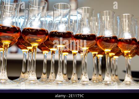 Un sacco di occhiali con cognac Foto Stock