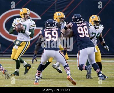 Chicago, Stati Uniti. 3 gennaio 2021. Green Bay Packers quarterback Aaron Rodgers (12) cerca un ricevitore aperto durante il primo trimestre contro i Chicago Bears al Soldier Field di Chicago domenica 3 gennaio 2021. Photo by Mark Black/UPI Credit: UPI/Alamy Live News Foto Stock