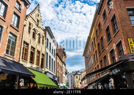 ANVERSA, BELGIO, 22 LUGLIO 2020: Vecchi edifici di Anversa Foto Stock