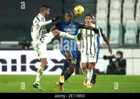 TORINO, ITALIA - 3 GENNAIO: Rodrigo Bentancur di Juventus, Marvin Zeegelaar di Udinese durante la serie A match tra Juventus FC e Udinese Calcio A. Foto Stock