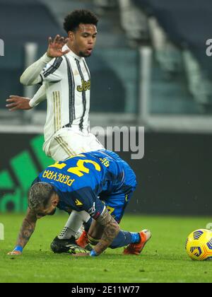 TORINO, ITALIA - 3 GENNAIO: Weston McKennie di Juventus, Roberto Pereyra di Udinese durante la serie A match tra Juventus FC e Udinese Calcio ad A. Foto Stock