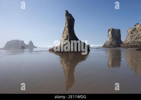 Cataste di mare e riflessi a bassa marea, Bandon Beach, Oregon Coast, Stati Uniti Foto Stock