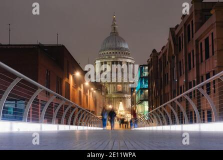 Vista dal Millennium Bridge della Cattedrale di San Paolo Nella città di Londra illuminata al tramonto Foto Stock