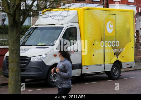 Londra, Regno Unito. 3 gennaio 2021. Una donna scherza davanti a un furgone di consegna Ocado a Londra. Credit: Dinendra Haria/SOPA Images/ZUMA Wire/Alamy Live News Foto Stock