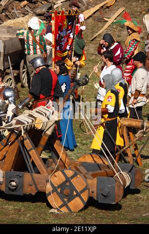 KOPRIVNICA, CROAZIA – 11 SETTEMBRE 2011: Un gruppo di partecipanti alla fiera medievale di Koprivnica, Croazia Foto Stock