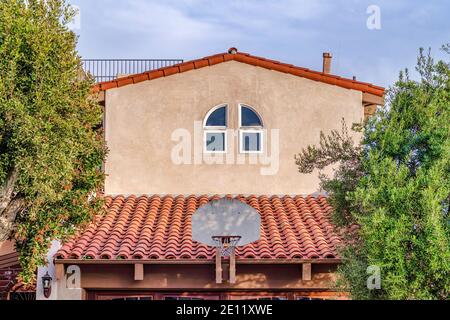 Canestro montato su tetto in tegole rosse di casa in Huntington Beach California Foto Stock