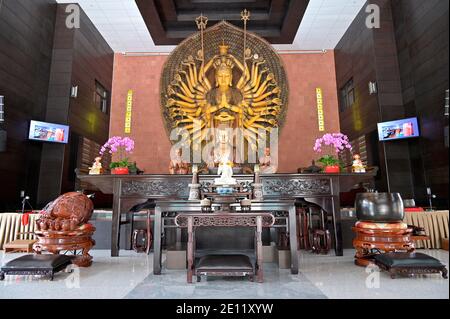 Sala di preghiera principale e statue di Buddha Sakyamuni e Guanyin nel monastero di Foo Hai Chan, un tempio buddista Zen, Singapore Foto Stock