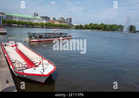 Navi sull'Alster ad Amburgo Foto Stock