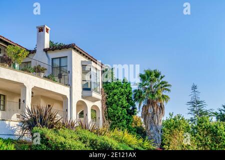 Balcone della finestra della baia e portico della casa tra piante in San Diego, California Foto Stock