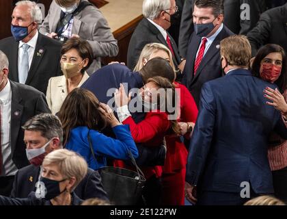 Washington, Stati Uniti. 3 gennaio 2021. I nuovi membri giurati in House si mescolano e si congratulano l'un l'altro nella giornata di apertura del 117° Congresso presso il Campidoglio degli Stati Uniti a Washington, DC domenica 3 gennaio 2021. Foto in piscina di Bill o'Leary/UPI Credit: UPI/Alamy Live News Foto Stock