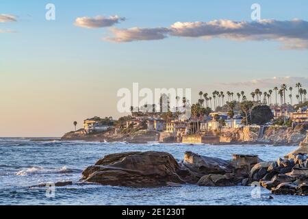 Le onde dell'oceano si infrangono contro enormi rocce sulla costa di San Diego, California Foto Stock